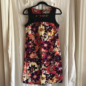 Cute dress size 4. Only worn 1 time.